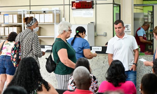 Prefeito confere funcionamento da Farmácia Municipal de Barra Mansa